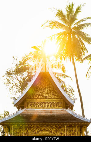 Vista ravvicinata della bella Wat Xieng Thong (Golden City tempio) al tramonto a Luang Prabang, Laos. Foto Stock