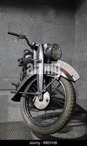 La Germania del 1940 CIRCA, militare tedesco motociclo DKV RT 125 vista frontale in garage Foto Stock