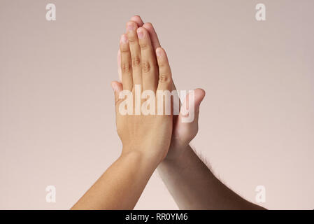 Le mani facendo hi-cinque. Il successo e il raggiungimento del concetto. Il lavoro di squadra. Foto Stock