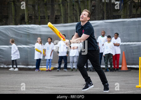 Eoin Morgan, Inghilterra Cricket un giorno di capitano, visite Grafton scuola primaria, Eburne Road, London, England, Regno Unito Foto Stock