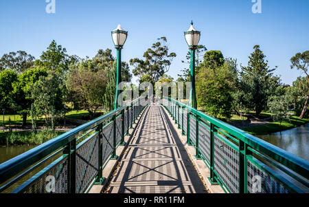 Il vecchio ponte di Albert un patrimonio passerella sul fiume Torrens con street light in Adelaide Australia SA Foto Stock