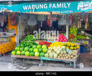 Shop nei mercati per la vendita di frutta, meloni, dragon frutta, paw paw, ananassi, nella baia di Jimbaran Bali Indonesia. Foto Stock