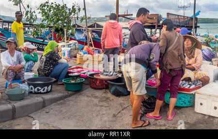 Femmina di pescivendoli vendono pesce fresco al Kedonganan Mercato del Pesce, la baia di Jimbaran Bali Indonesia. Foto Stock