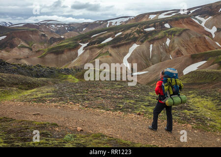 Escursionista sul Laugavegur sentiero vicino a Landmannalaugar. Highlands Centrali, Sudhurland, Islanda. Foto Stock