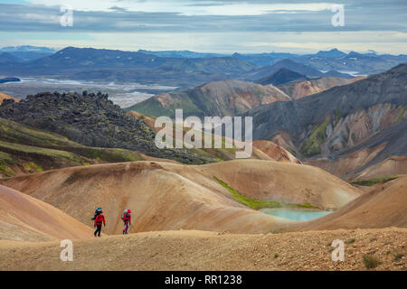 Gli escursionisti sul Laugavegur sentiero vicino a Landmannalaugar. Highlands Centrali, Sudhurland, Islanda. Foto Stock