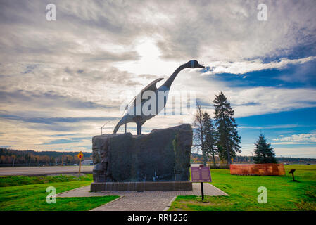 Vista del famoso Wawa gigantesca statua di oca costruito negli anni sessanta si affaccia Transcanada Highway in Ontario, Canada. Foto Stock