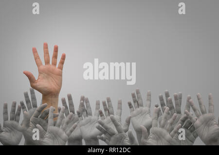 Gruppo di mani umane sollevato in alto su sfondo grigio. Concetto Business Foto Stock