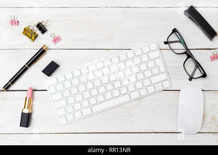 Stile scrivania femminile con il rossetto e tastiera. Flatlay Foto Stock
