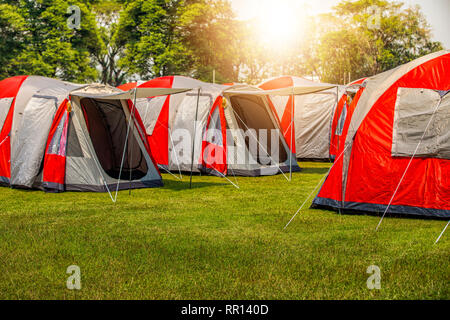 Campeggio e tenda sotto la foresta in sunset Foto Stock