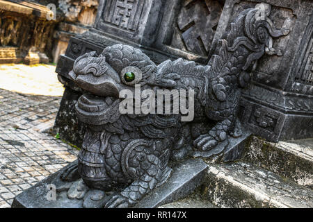 Statua del drago in complessi Tomba dell'Imperatore Khai Dinh, tonalità, Vietnam Foto Stock