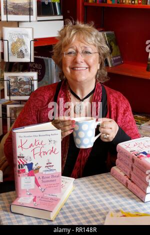 Autore Katie Fforde a Stroud Bookshop, Gloucestershire, Inghilterra, per firmare copie del suo ultimo libro, un petalo di rosa Estate. - 23 Febbraio 2019 Foto Foto Stock