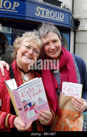 Autore Katie Fforde a Stroud Bookshop, Gloucestershire, Inghilterra, per firmare copie del suo ultimo libro, un petalo di rosa Estate. Nella foto con Francesca Camina Foto Stock