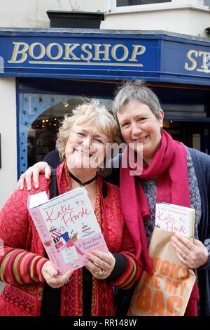 Autore Katie Fforde a Stroud Bookshop, Gloucestershire, Inghilterra, per firmare copie del suo ultimo libro, un petalo di rosa Estate. Nella foto con Francesca Camina Foto Stock