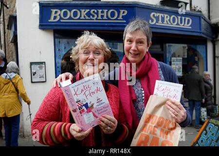 Autore Katie Fforde a Stroud Bookshop, Gloucestershire, Inghilterra, per firmare copie del suo ultimo libro, un petalo di rosa Estate. Nella foto con Francesca Camina Foto Stock