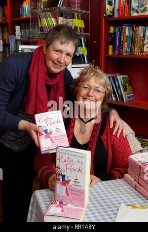 Autore Katie Fforde a Stroud Bookshop, Gloucestershire, Inghilterra, per firmare copie del suo ultimo libro, un petalo di rosa Estate. Nella foto con Francesca Camina Foto Stock