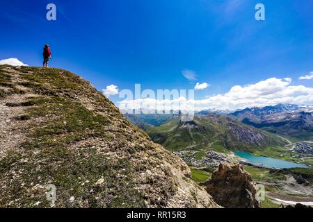 Potente donna a picco. Tignes, Francia. Foto Stock