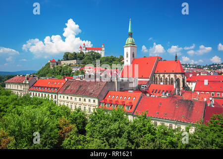 Il castello di Bratislava, Saint Martins la cattedrale e la città vecchia vista sul tetto in Bratislava city centre, Slovacchia Foto Stock