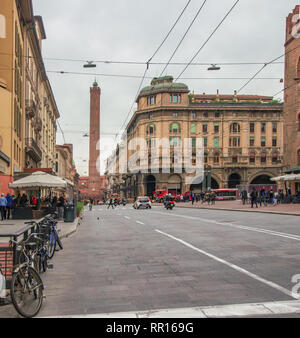 La 'Torre degli Asinelli", simbolo di Bologna, spicca nel centro storico della città. Italia Foto Stock