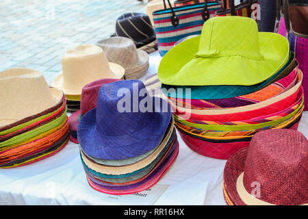 Colorato di cappelli di paglia e di sacchi in un mercato per la vendita Foto Stock