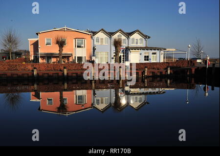 Häuser am Hafen Zingst Foto Stock