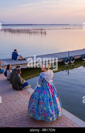 Valencia, Spagna - 23 Febbraio 2019: Fallas celebrazione, donna abiti tradizionalmente. Fallera in splendidi abiti medievali. Albufera Lake. Foto Stock