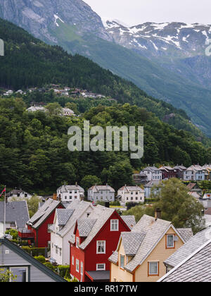 Tipico e tradizionale architettura scandinava. Norvegese villaggio di montagna in estate. Odda, Norvegia Foto Stock