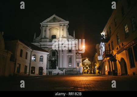 Vilnius, Lituania: il cancello di Alba st. Teresa chiesa, uno dei suoi più importanti luoghi di interesse storico, culturale e i monumenti religiosi di notte Foto Stock