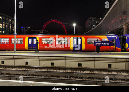 A South Western Railway classe 456 con il treno alla Stazione Waterloo di Londra con il London eye dietro Foto Stock