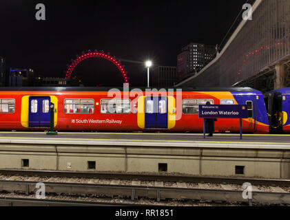 A South Western Railway classe 456 con il treno alla Stazione Waterloo di Londra con il London eye dietro Foto Stock