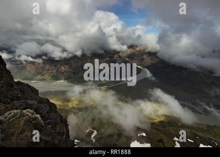 Vista dalla cima della montagna sopra la valle con le nuvole sopra di esso in Skaftafell national park nel sud dell'Islanda. Foto Stock