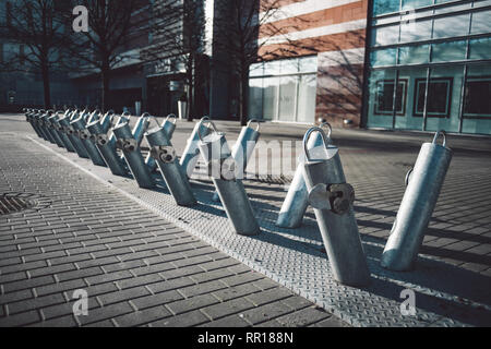 Pubblico parcheggio bici con le biciclette non a Varsavia, Polonia Foto Stock