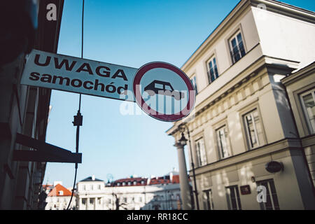 "Attenzione dell' automobile in lingua polacca. Segno di attenzione sul classico fondo di architettura Foto Stock
