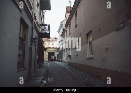 Antiche viuzze Vilnius street con architettura antica e Sfondo Inverno Foto Stock