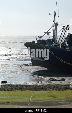 Prima di una barca da pesca appoggiata sul fango a Old Leigh, Leigh-on-Sea, Essex, Regno Unito, il 24 febbraio 2019 Foto Stock