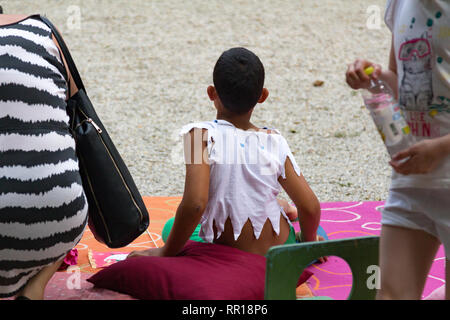 Tunder Fesztival (fate' Festival) in Sopron, Ungheria il 24 giugno 2017 - black boy indossando grecato fancy dress costume Foto Stock