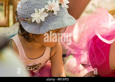 Tunder Fesztival (Festival delle fate) a Sopron, Ungheria, il 24 giugno 2017 - bambina che guarda via in cuffia Foto Stock