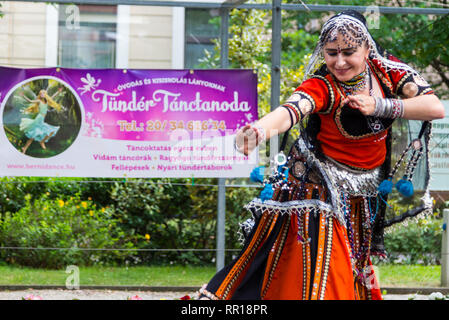 Tündérfesztivál (Festival di fate e folletti) in Sopron, Ungheria il 24 giugno 2017 - Indian dance show, una donna in ballo pesantemente orna Foto Stock