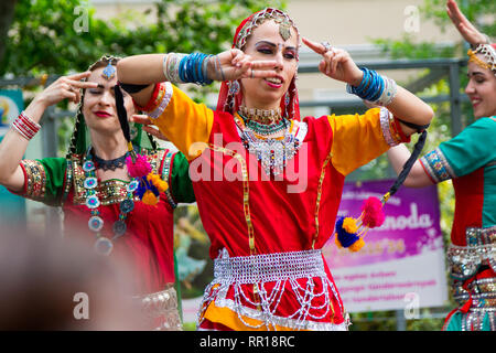 Tündérfesztivál (Festival di fate e folletti) in Sopron, Ungheria il 24 giugno 2017 - Indian dance show, donne che danzano Foto Stock