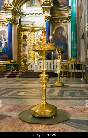 Frammento di ricche decorazioni interne di antiche di San Isacco cattedrale ortodossa, grande candelabro permanente Foto Stock