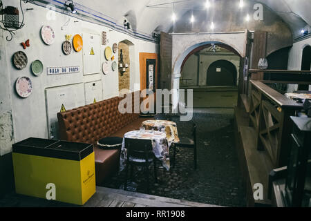 Accogliente caffetteria arco interno in serata e un sacco di mobili intristing Foto Stock