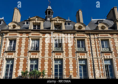 Il uniformata e armoniosa di mattoni rossi facciate di edifici che circondano Place des Vosges, la più antica piazza prevista a Parigi Le Marais, Parigi Foto Stock