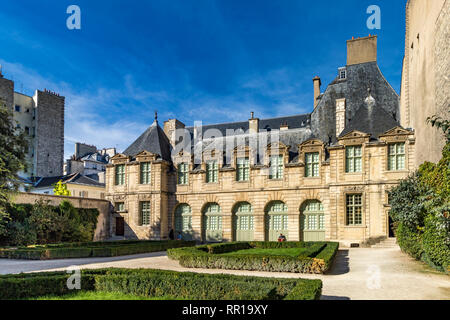 Gli splendidi giardini dell'Hôtel de Sully un stile Luigi XIII residenza privata adiacente alla Place des Vosges nell'elegante quartiere di Le Marais Foto Stock