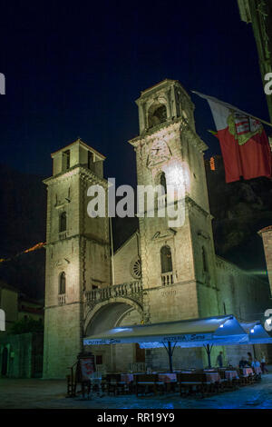 San Trifone's Cathedral (Katedrala Sv Tripuna) nella omonima piazza (Trg Sv Tripuna) e fortificazioni della città illuminata al di sopra: Kotor, Montenegr Foto Stock