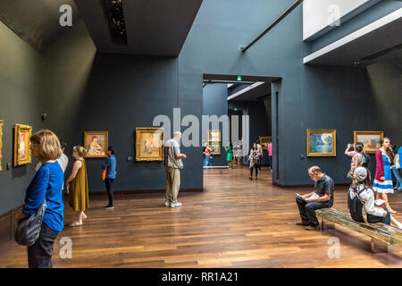 Le persone che visualizzano impressionisti e post-impressionisti capolavori del quinto piano del Museo d' Orsay , un convertito stazione ferroviaria in Paris , Francia Foto Stock
