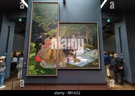 Le persone che visualizzano impressionisti e post-impressionisti capolavori del quinto piano del Museo d' Orsay , un convertito stazione ferroviaria in Paris , Francia Foto Stock