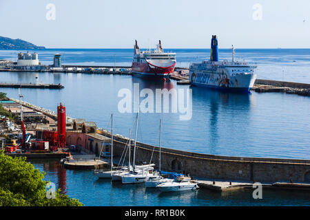 Linea Corsica e Moby traghetti nel porto di Bastia, Corsica, Francia Foto Stock