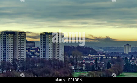 Glasgow, Scotland, Regno Unito, 2 gennaio 2019. Massiccio del pennacchio di fuoco a sud della città visto da 10 miglia di distanza. Precedentemente noto come RA6G4X Foto Stock