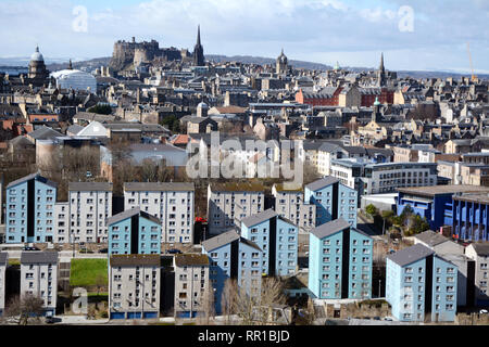 Un paesaggio urbano vista della vecchia medievale del centro di Edimburgo, e i suoi nuovi quartieri periferici, da Arthur' Seat, Scotland, Regno Unito. Foto Stock