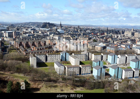 Un paesaggio urbano vista della vecchia medievale del centro di Edimburgo, e i suoi nuovi quartieri periferici, da Arthur' Seat, Scotland, Regno Unito. Foto Stock