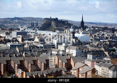 Un paesaggio urbano vista della vecchia medievale del centro di Edimburgo, e i suoi nuovi quartieri periferici, da Arthur' Seat, Scotland, Regno Unito. Foto Stock